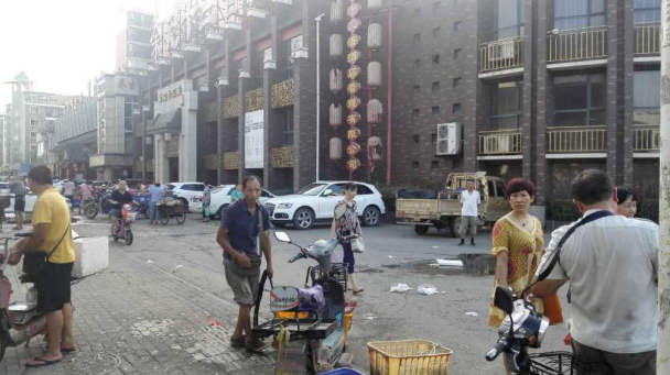 人行道被围起来开了一家驾校？明年初拆除！