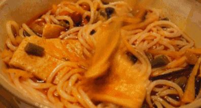 银屏巷，不足300米长，却引无数吃货痴迷的美食小巷！