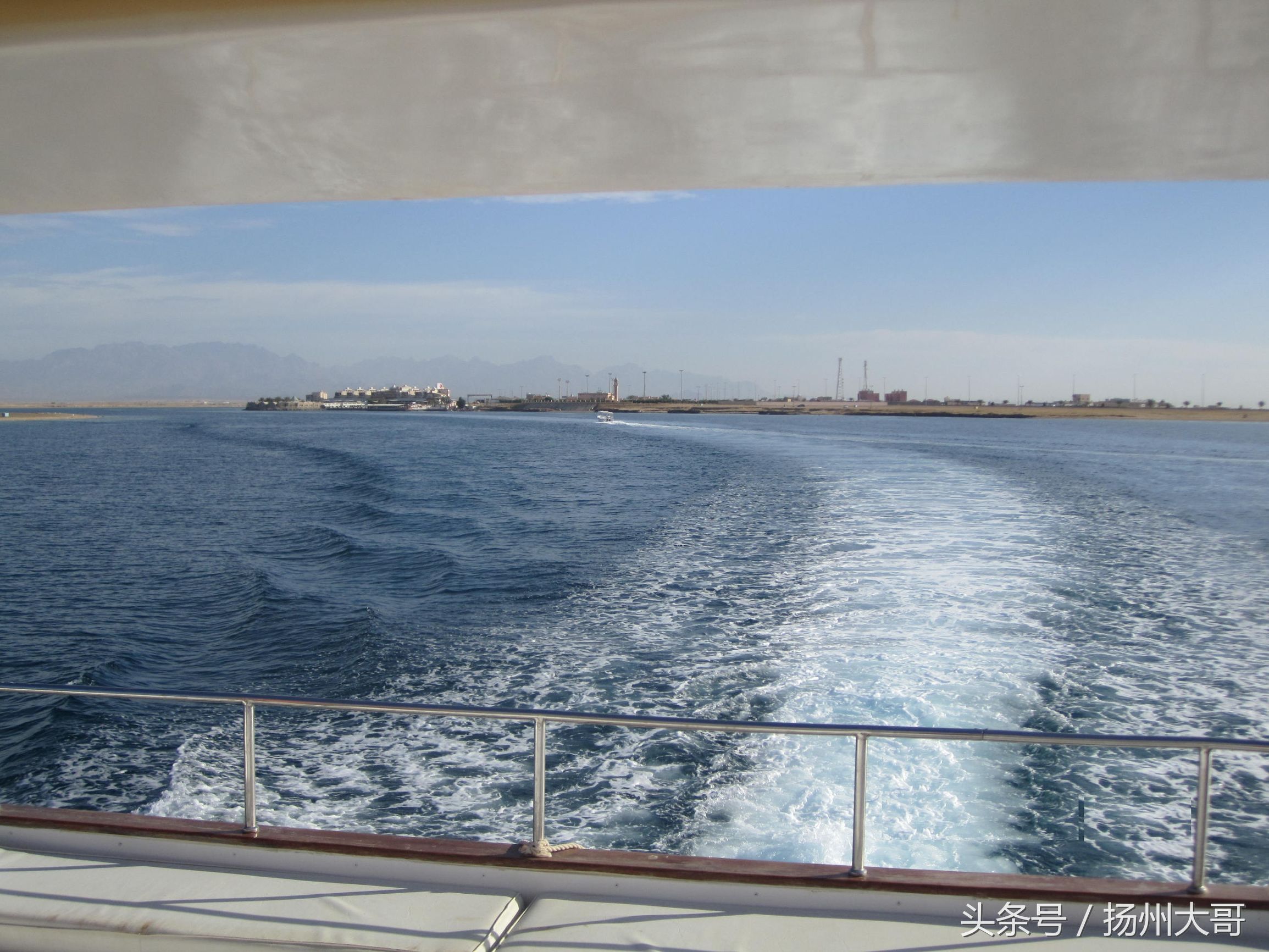 沙特，神奇国度瞧风景之一：红海不红，碧绿清沏；坐船垂钓捕鱼忙