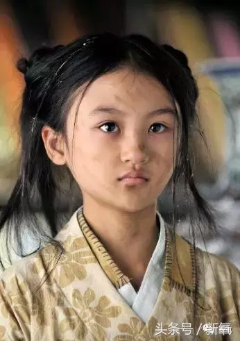 2011年《团圆》里的刘亚琪,五官已经是死命的往一块挤了.