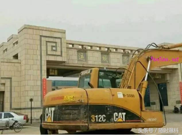 在学校门口几十万的车上放瓶饮料，真的有女生往上钻吗？我咋没有