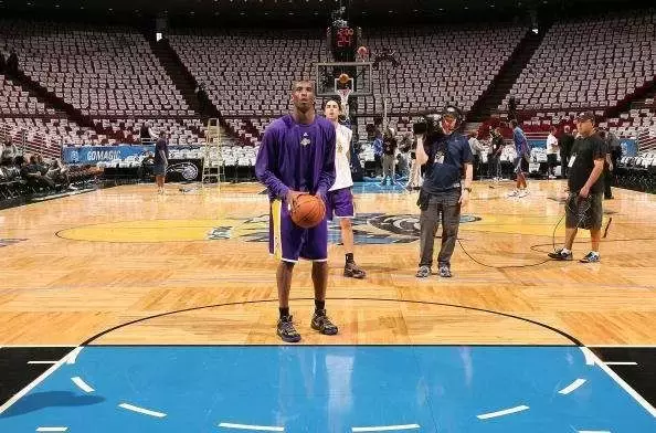 nba后仰跳投为什么要踢脚(两分钟教会你科比美如画的跳投)