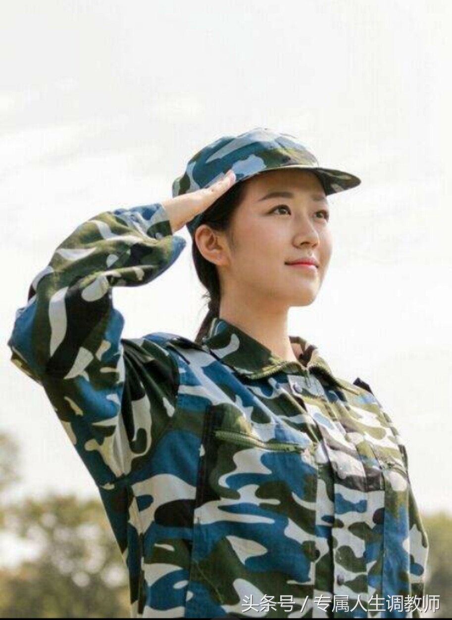 那些年晒成黑人累成狗的军训你还记得吗，高颜值校花校草秒杀众人