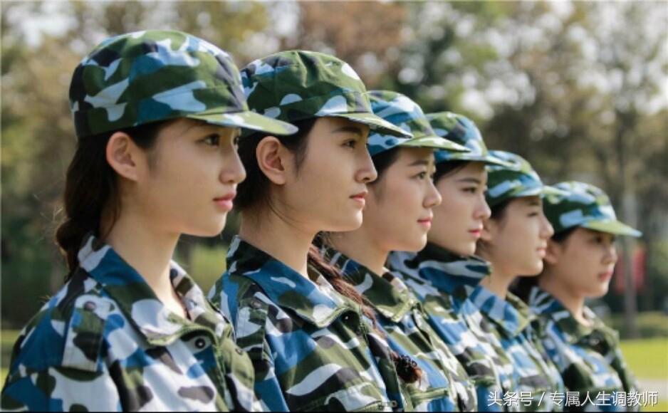 那些年晒成黑人累成狗的军训你还记得吗，高颜值校花校草秒杀众人