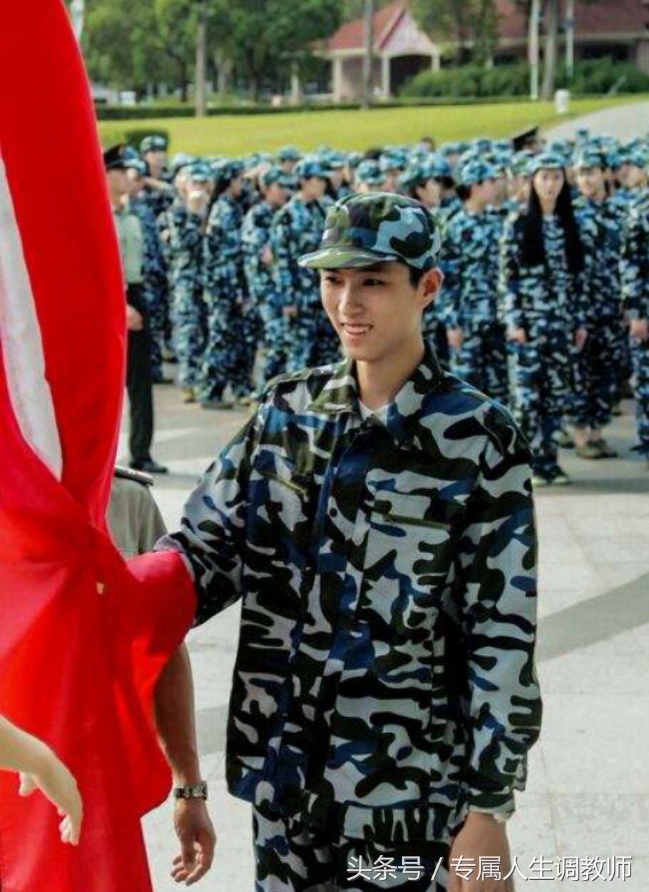 那些年晒成黑人累成狗的军训你还记得吗，高颜值校花校草秒杀众人