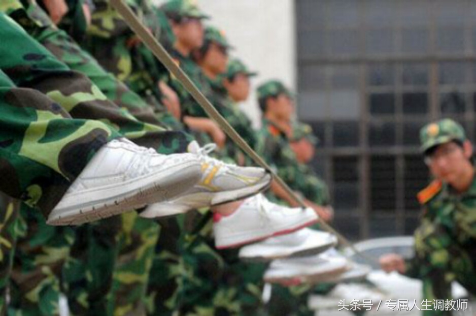 那些年晒成黑人累成狗的军训你还记得吗，高颜值校花校草秒杀众人