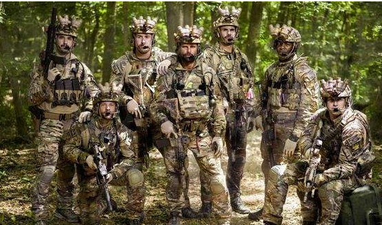 美国特种部队比较出名的有三支:绿色贝雷帽,三角洲特种部队,海豹突击