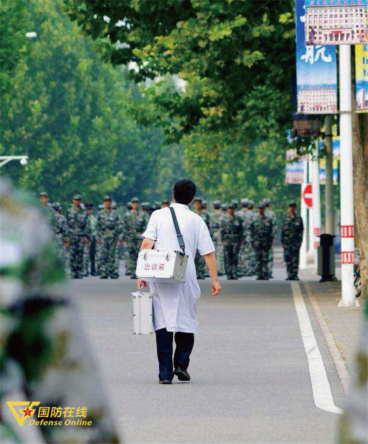 拉歌现场闪亮的八一徽章跨立练习背影拉练现场射击练习隐蔽射击姿势