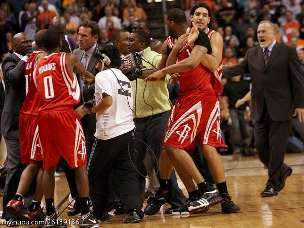 nba冲突哪些可以去劝架(别人打架我劝架！这些NBA球员可以去竞逐“和平奖”了？)