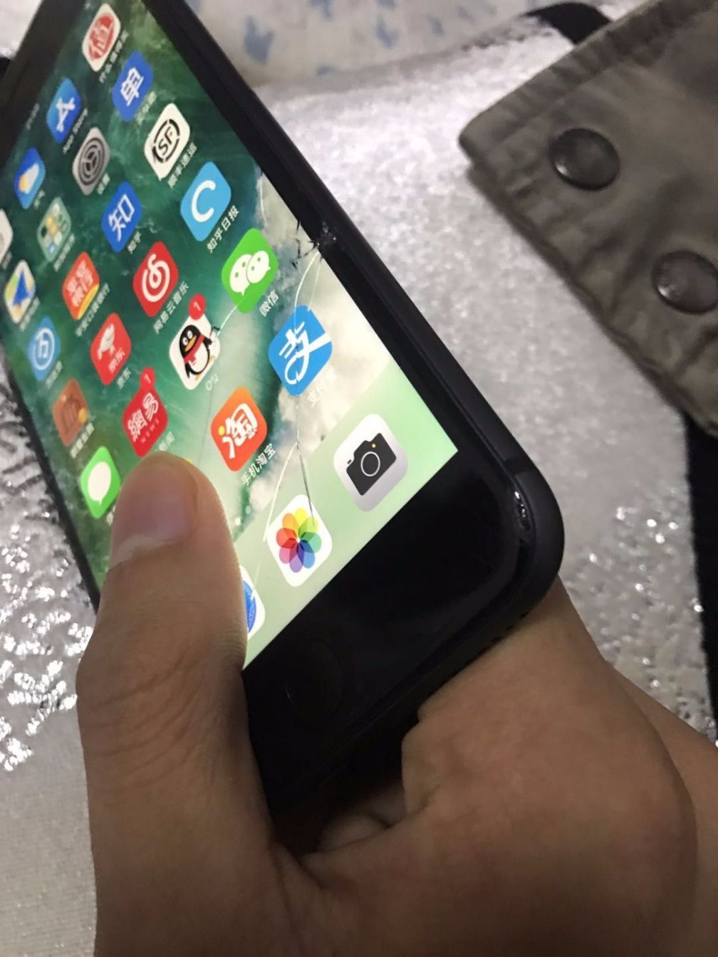 港版iphone8plus外屏幕爆了还值多少钱,一起来估价