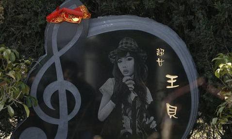 2010年,超女王贝携母整容命丧手术台,母亲私下和解的一幕耐人寻味