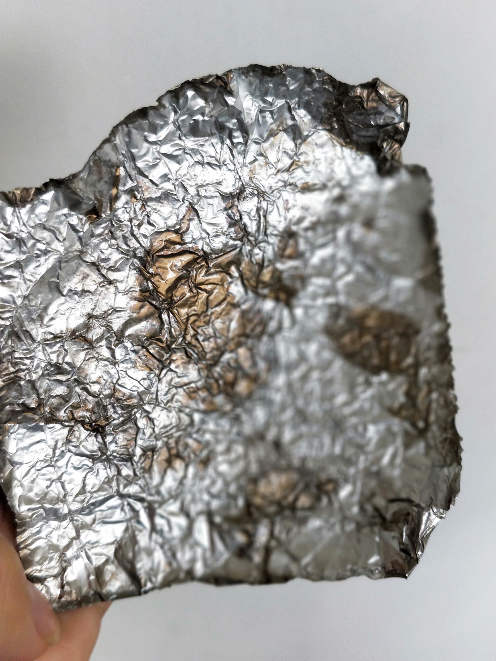 由于银在空气中被缓慢氧化,表面形成一层黑色的氧化银.