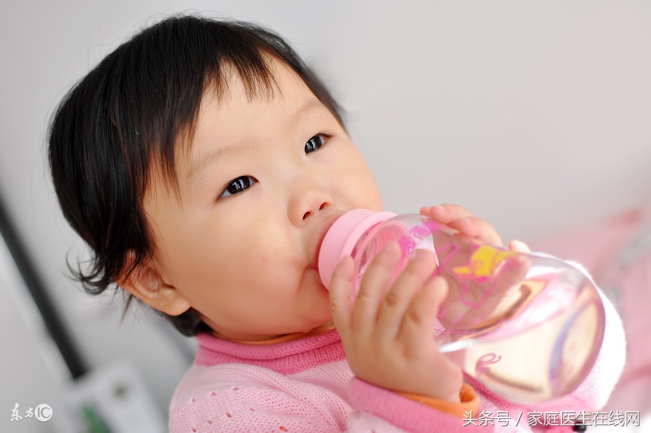 婴儿频繁吐奶是怎么回事（宝宝经常吐奶）