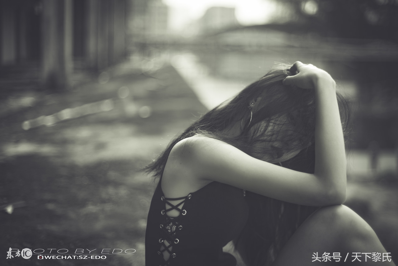 2,酒像女人,在酒里同样也有人生得失,成功的女人,可以觥筹交错,生活中