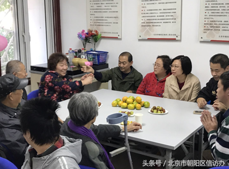 朝陽區(qū)小關(guān)街道舉辦溫馨家園暖心生日會