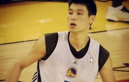 林书豪nba为什么受伤(八年12伤他是怼天恁地铁汉，扒一扒伤病摧残下林书豪的励志路)