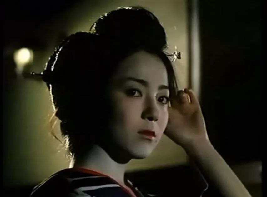 在《望乡》中饰演年轻时候阿崎的女演员名叫高桥洋子,而通过百度搜索