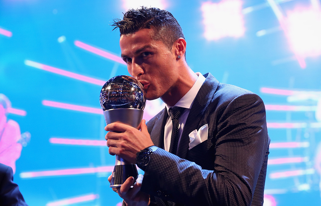 2017年c罗卷土重来,带领皇马夺得了欧冠和西甲联赛的冠军,在欧冠淘汰