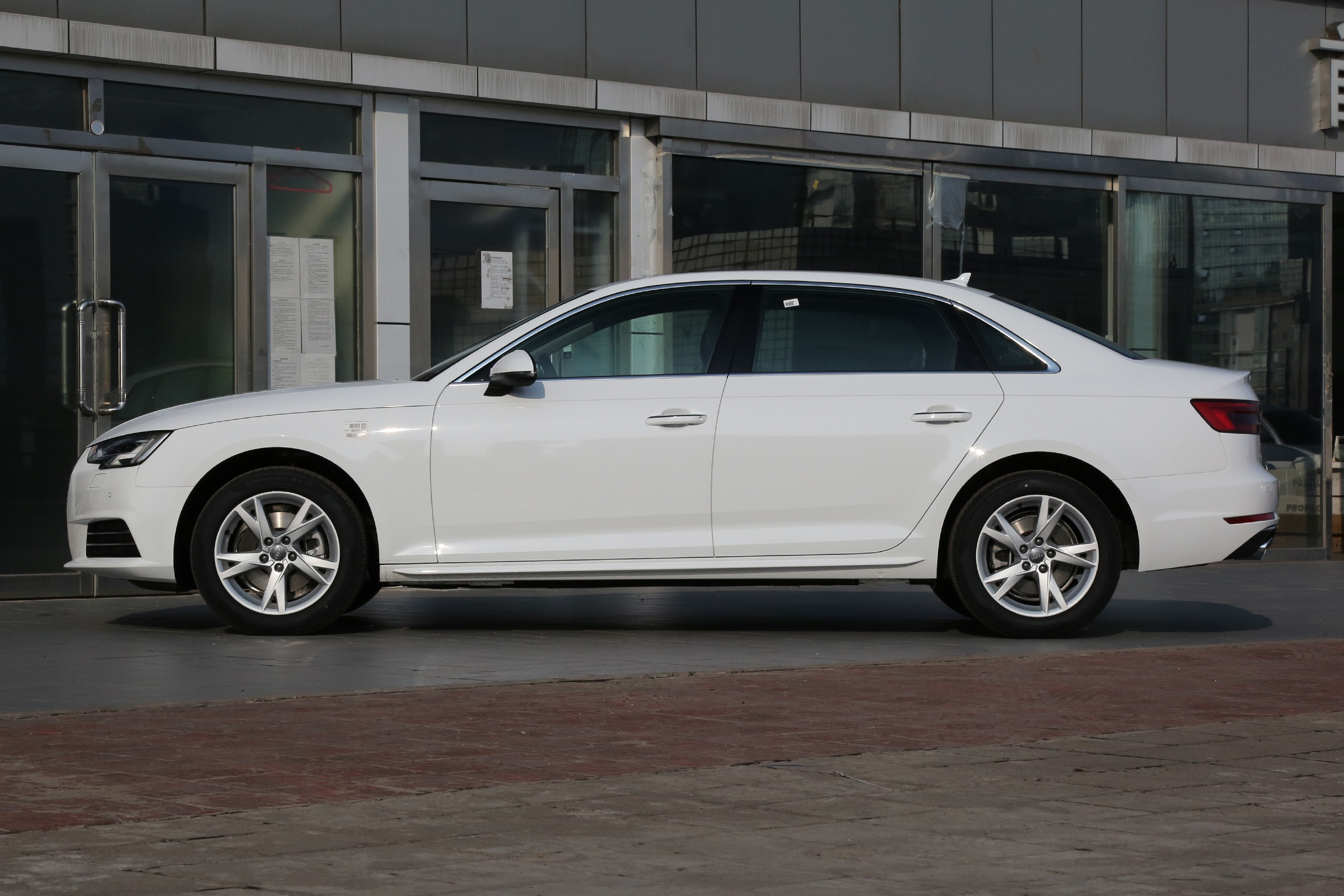 98万的奥迪a4l 2018款30周年年型 40 tfsi 进取型作为评估的款式.