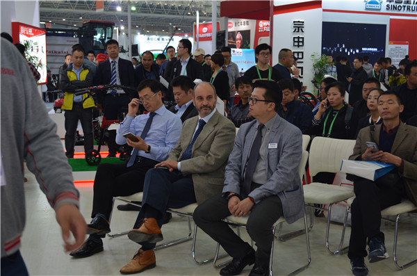 国内首台等轮折腰山地拖拉机亮相武汉农机展