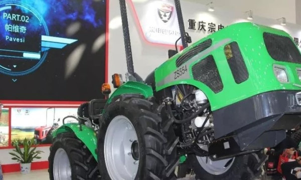 国内首台等轮折腰山地拖拉机亮相武汉农机展