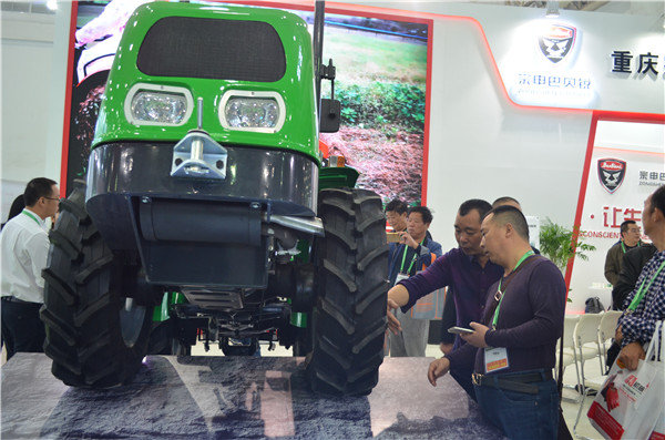 国内首台等轮折腰山地拖拉机亮相武汉农机展