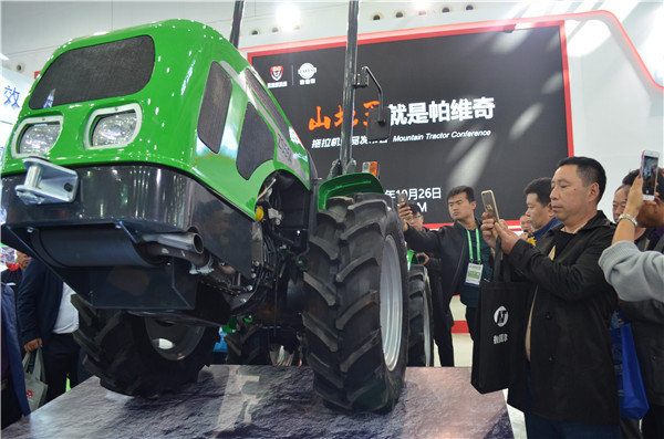 国内首台等轮折腰山地拖拉机亮相武汉农机展