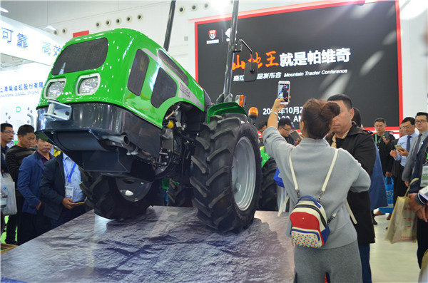 国内首台等轮折腰山地拖拉机亮相武汉农机展