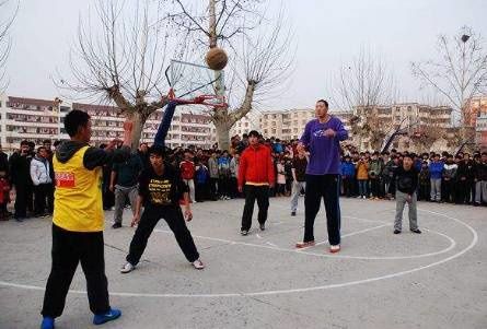 村级篮球比赛打一场野球多少钱(在国内请职业球员打村赛要多贵？广东土豪最多，打一场35万！)