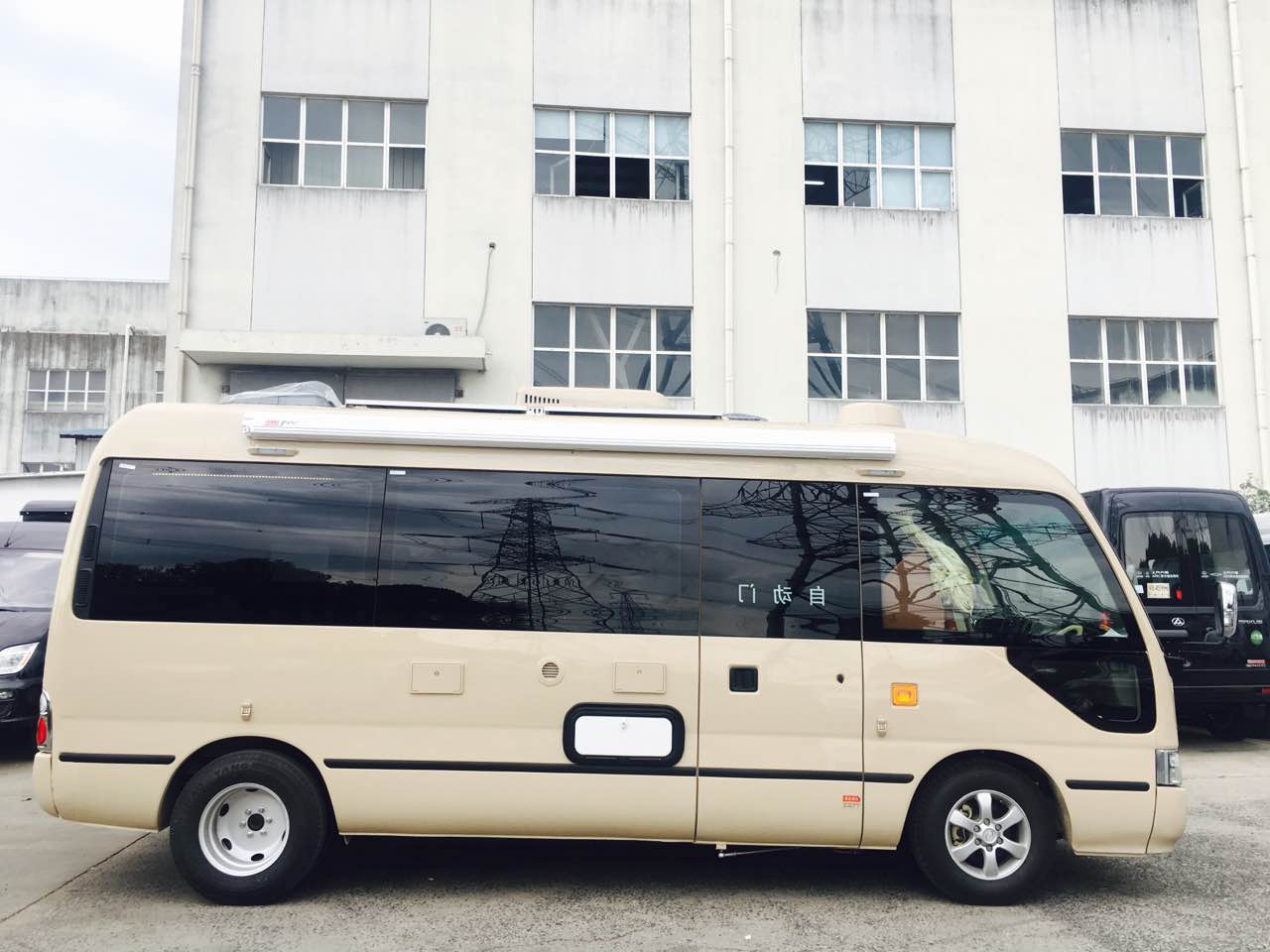 这款房车采用经典的九龙考斯特底盘打造而成,整车尺寸为5995*2040*27