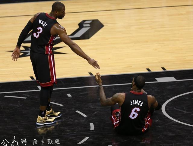 为什么nba上篮都倒地(小托马斯上篮倒地 却无队友扶！为何他会遭大家孤立？)