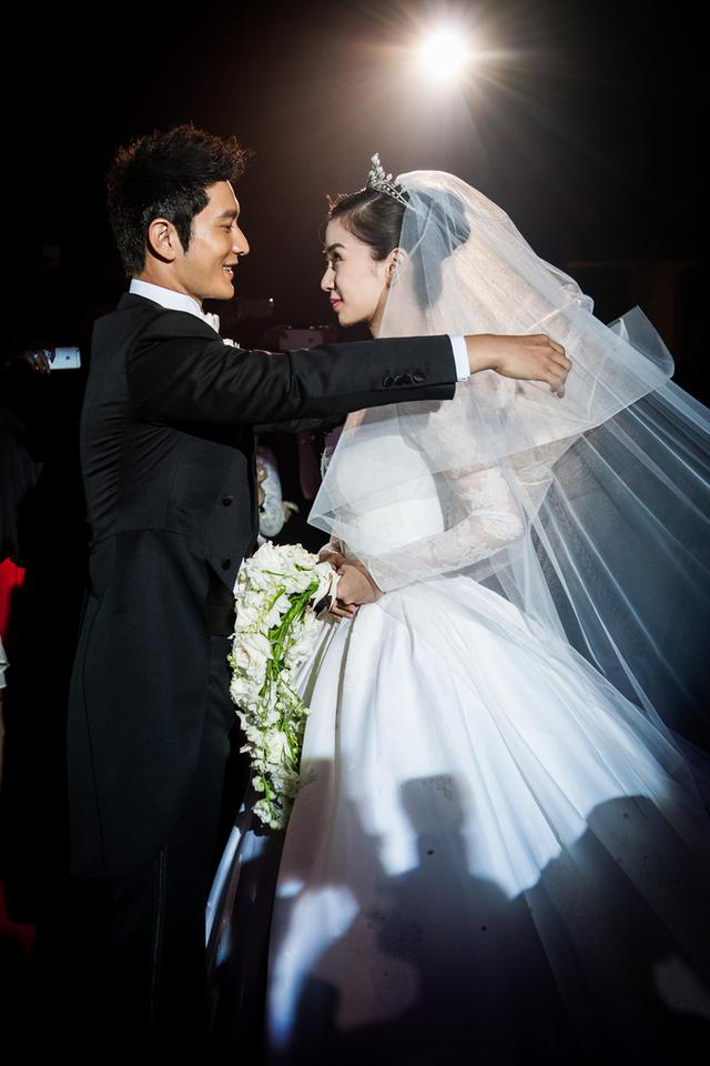 宋慧乔的手捧花可不是满天星!(手捧花"姿势"秀)