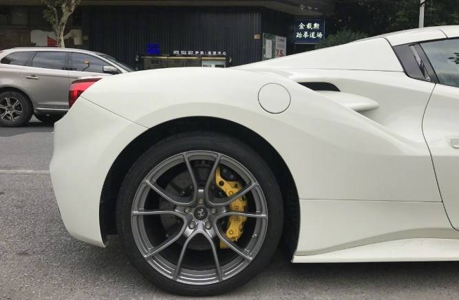白马王子座驾，法拉利488 Spider，速度与颜值并存！