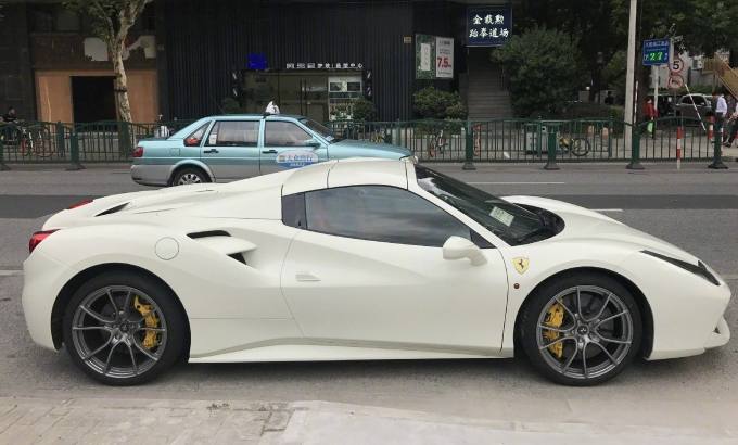 白马王子座驾，法拉利488 Spider，速度与颜值并存！