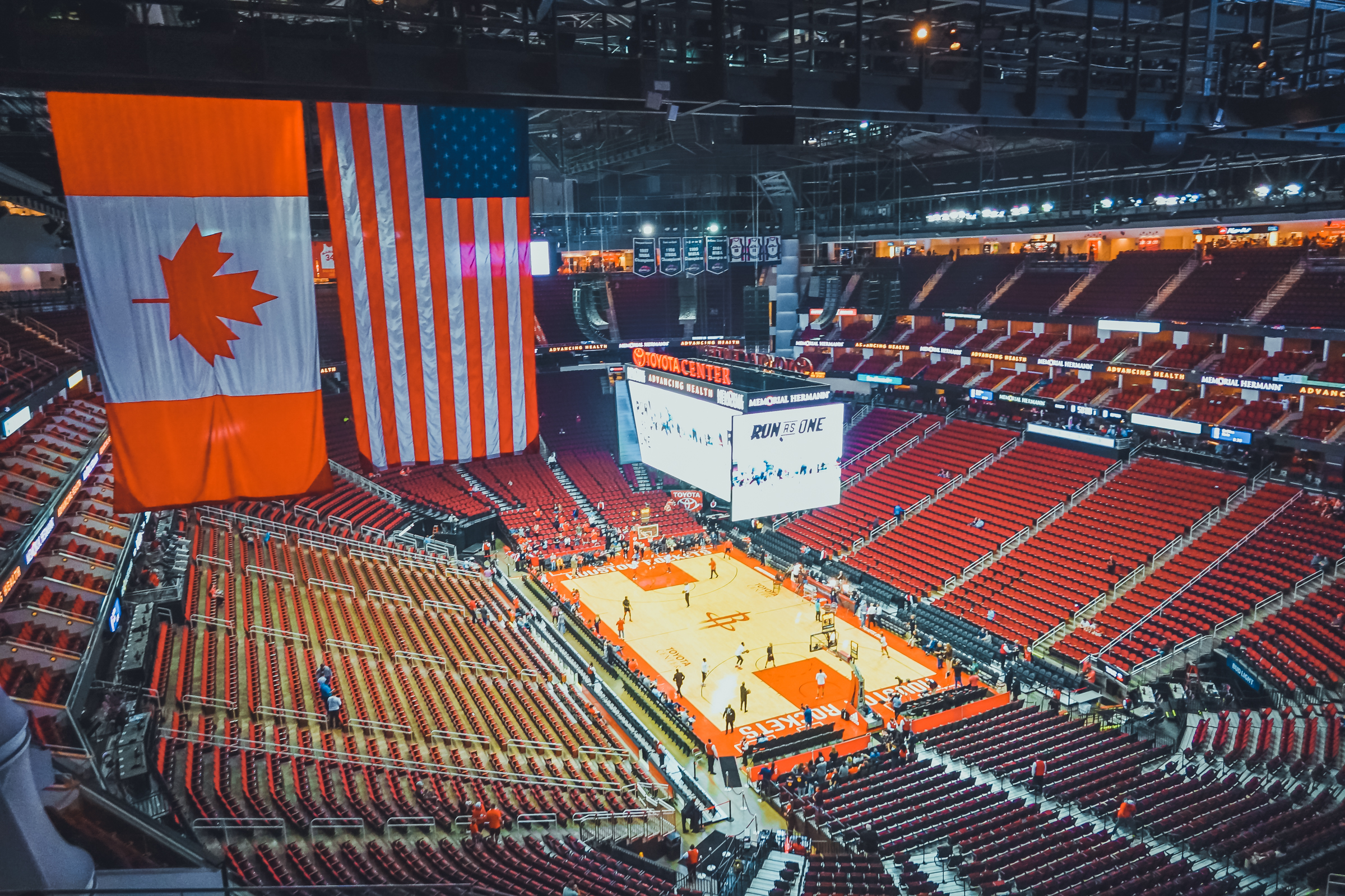 nba为什么要挂加拿大的国旗(我没见到凌晨4点的洛杉矶，却见到了属于青春的休斯顿火箭)