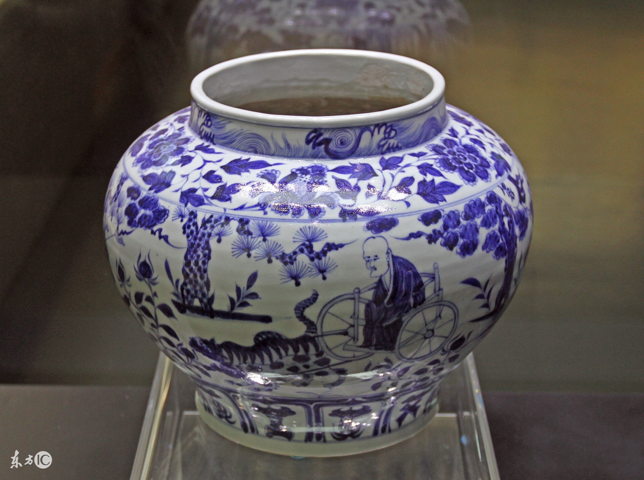 第二,元青花开中国陶瓷装饰的一个先河.