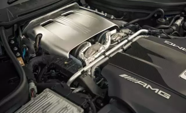 在AMG GTC 敞篷面前，911就只能算是不解风情的技术屌？