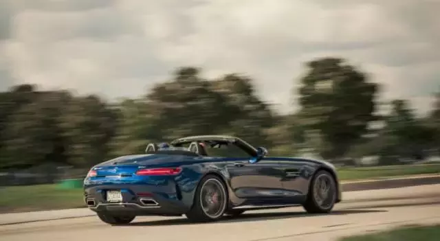 在AMG GTC 敞篷面前，911就只能算是不解风情的技术屌？