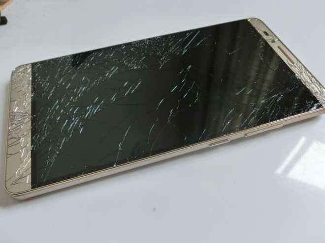 手机屏幕碎了，不懂华为小米苹果的维修费用，肯定被坑！