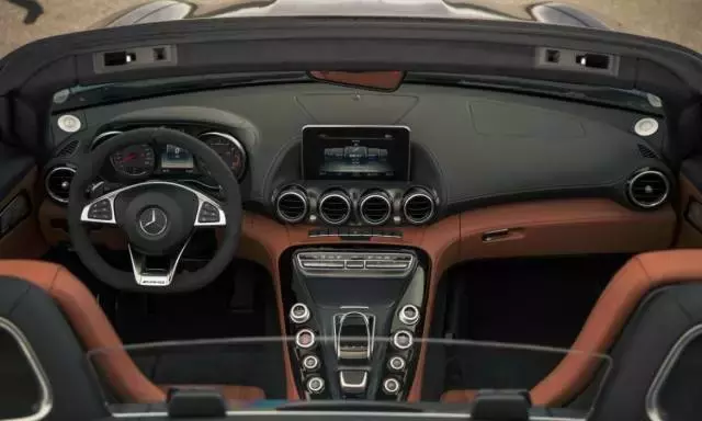 在AMG GTC 敞篷面前，911就只能算是不解风情的技术屌？