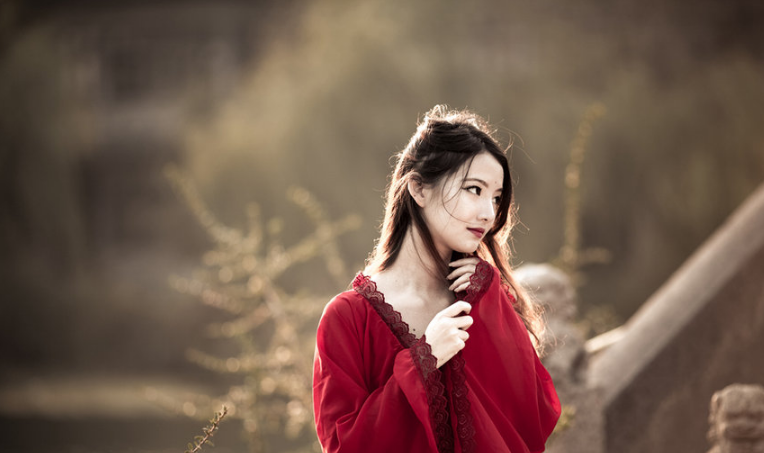 在释题中说:"原来是无才补天,幻形人世,被那茫茫大士渺渺真人携入红尘