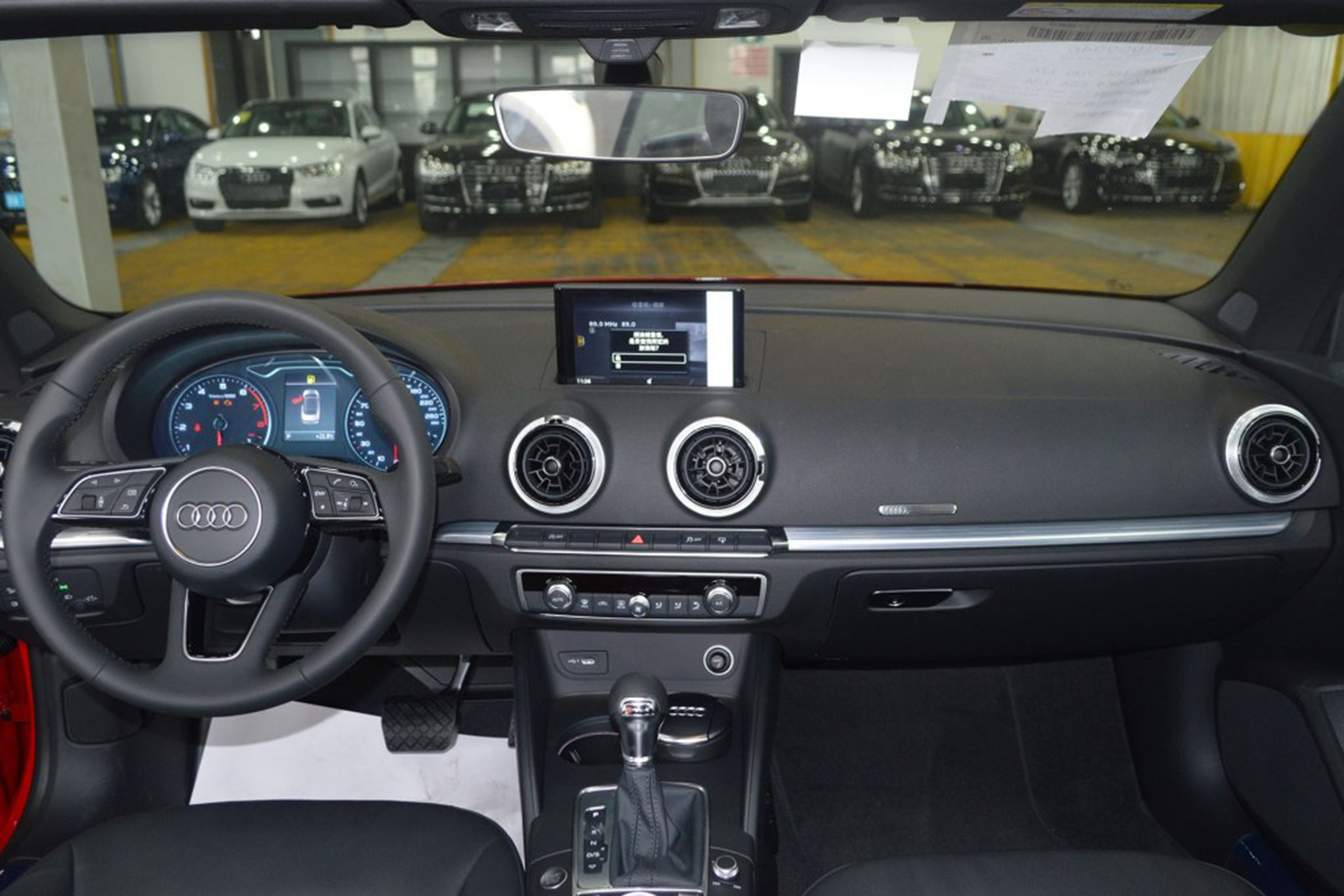 内饰在大灯方面,奥迪a3(进口)采用了远照灯led大灯,近照灯led大灯.