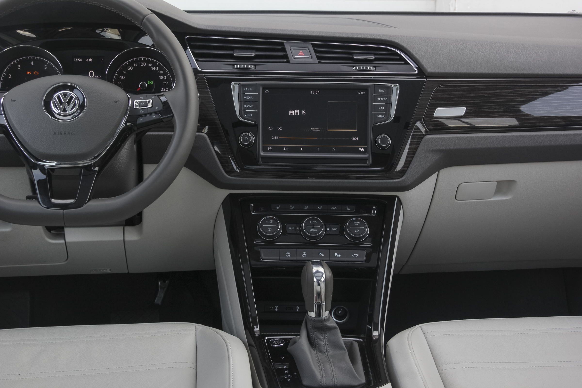 中控台方面,途安l配备了多媒体彩色屏,自动空调,车内氛围灯,无钥匙