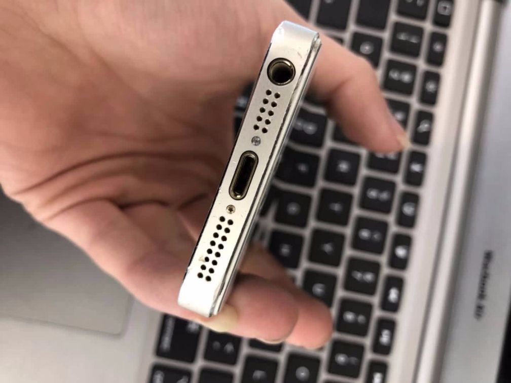最强备用机300块的iPhone 5s，机器又小速度又快价钱又便宜