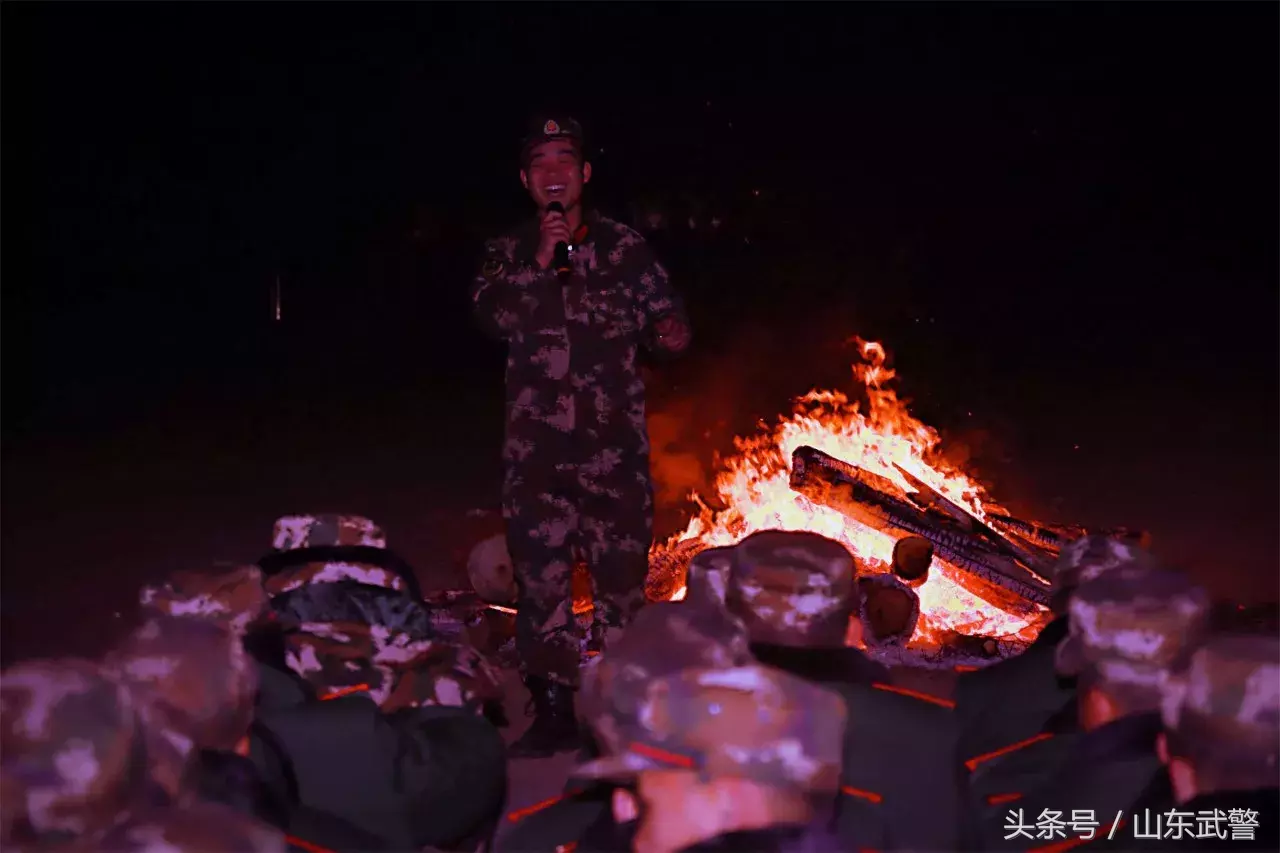 武警新兵拉练日行百里，配上快板战歌鼓劲，听完内心充满力量