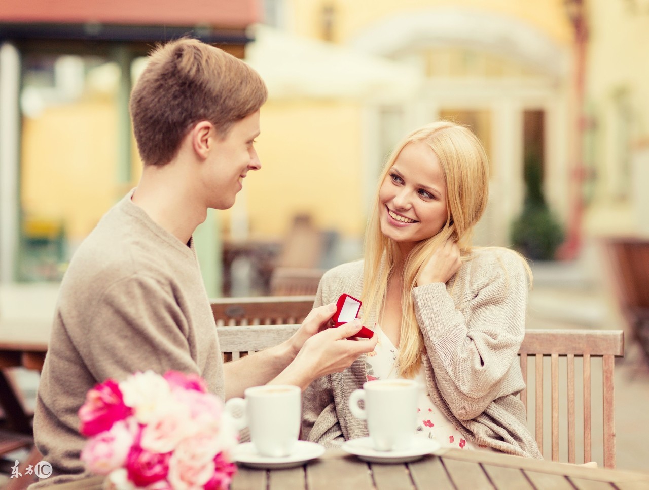 在大学里作为大学生应不应该谈恋爱？-用说段子的方式说教育！