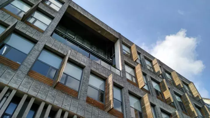 书在脸上叫“脸书”，书藏“这里”叫什么？据说智商和情商很高的人才回答得出来！