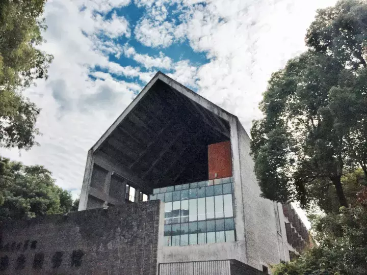 书在脸上叫“脸书”，书藏“这里”叫什么？据说智商和情商很高的人才回答得出来！