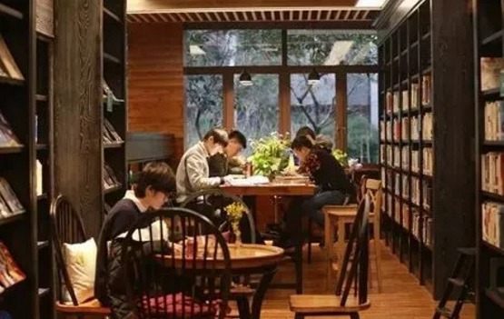 书在脸上叫“脸书”，书藏“这里”叫什么？据说智商和情商很高的人才回答得出来！