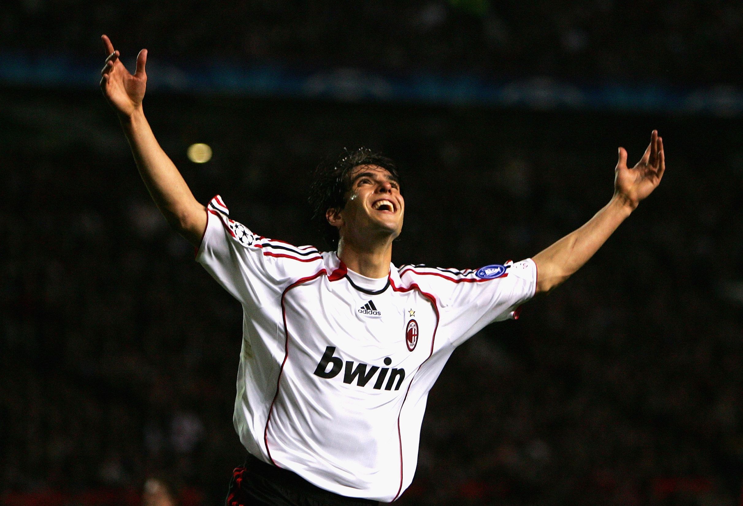 队内地位,伤病,年薪,婚姻等问题,导致卡卡没能取得c罗梅西一般的成就.